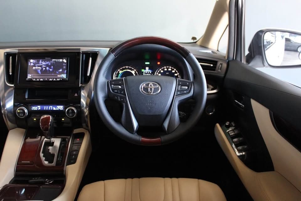 โตโยต้า Alphard ปี 2015