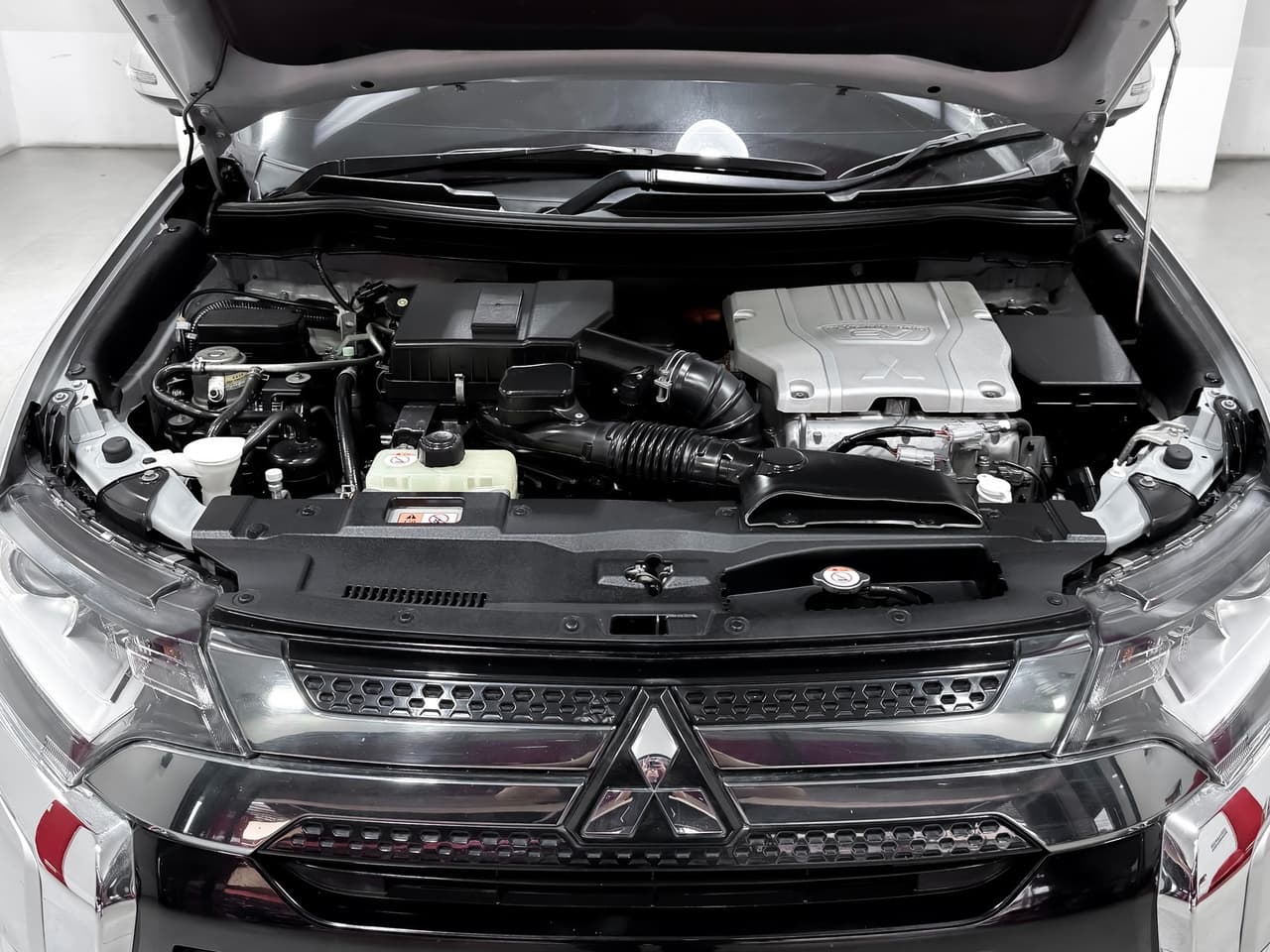 MITSUBISHI OUTLANDER PHEV 2.4 GT ขับเคลื่อน 4 ล้อ