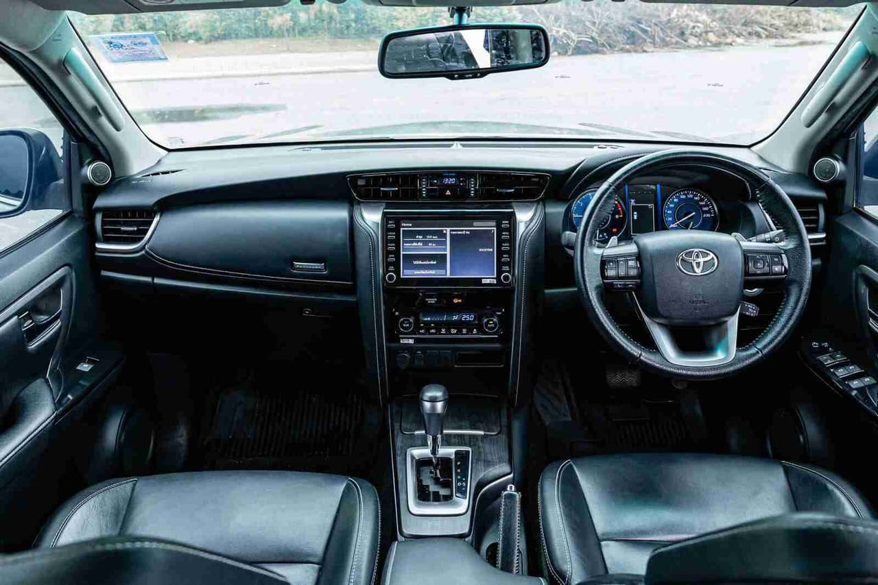 TOYOTA FORTUNER 2.4 V รุ่นปรับโฉมเล็กน้อย