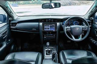 TOYOTA FORTUNER 2.4 V รุ่นปรับโฉมเล็กน้อย - image blurred placeholder