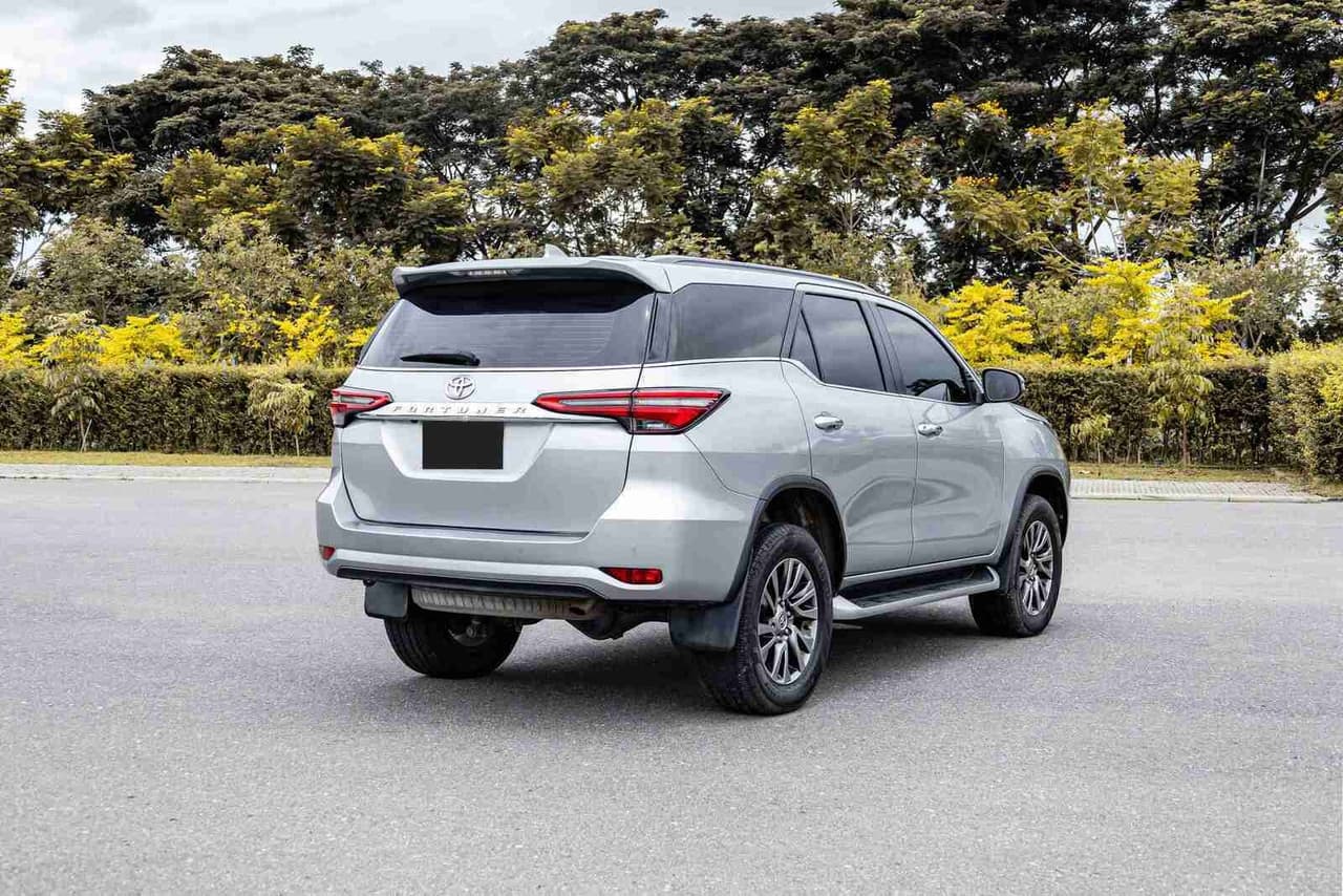 TOYOTA FORTUNER 2.4 V รุ่นปรับโฉมเล็กน้อย