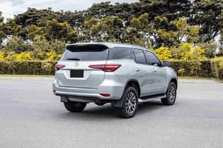 TOYOTA FORTUNER 2.4 V รุ่นปรับโฉมเล็กน้อย - image blurred placeholder