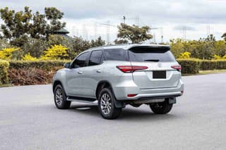 TOYOTA FORTUNER 2.4 V รุ่นปรับโฉมเล็กน้อย - image blurred placeholder