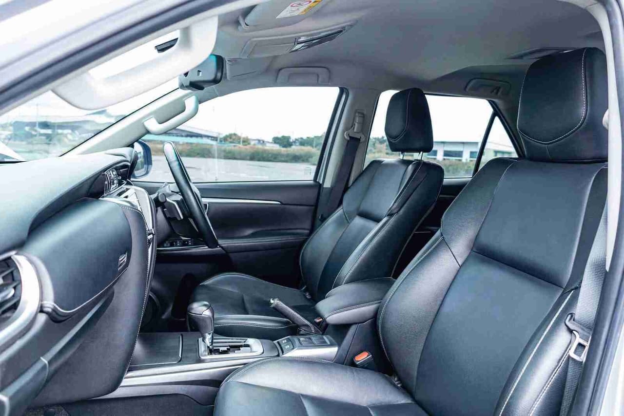 TOYOTA FORTUNER 2.4 V รุ่นปรับโฉมเล็กน้อย