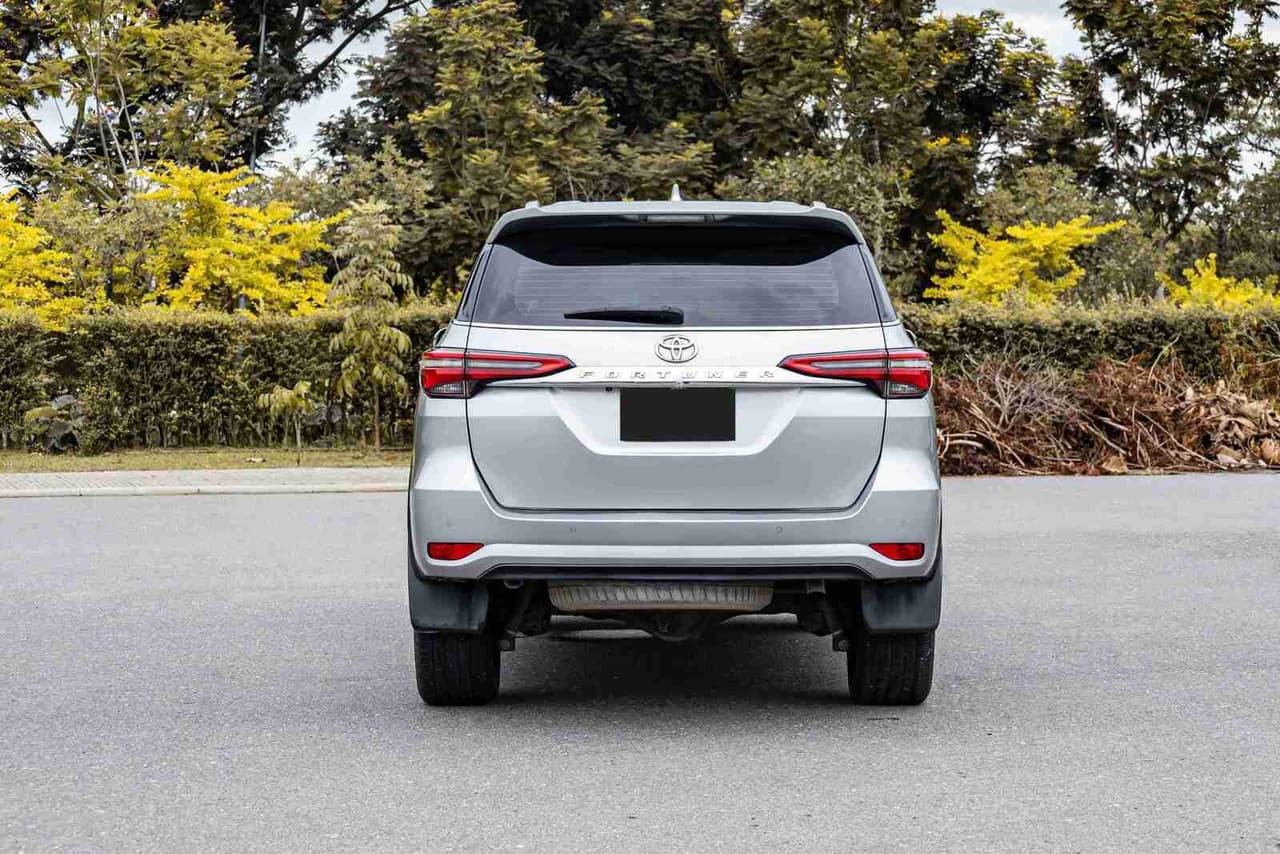 TOYOTA FORTUNER 2.4 V รุ่นปรับโฉมเล็กน้อย
