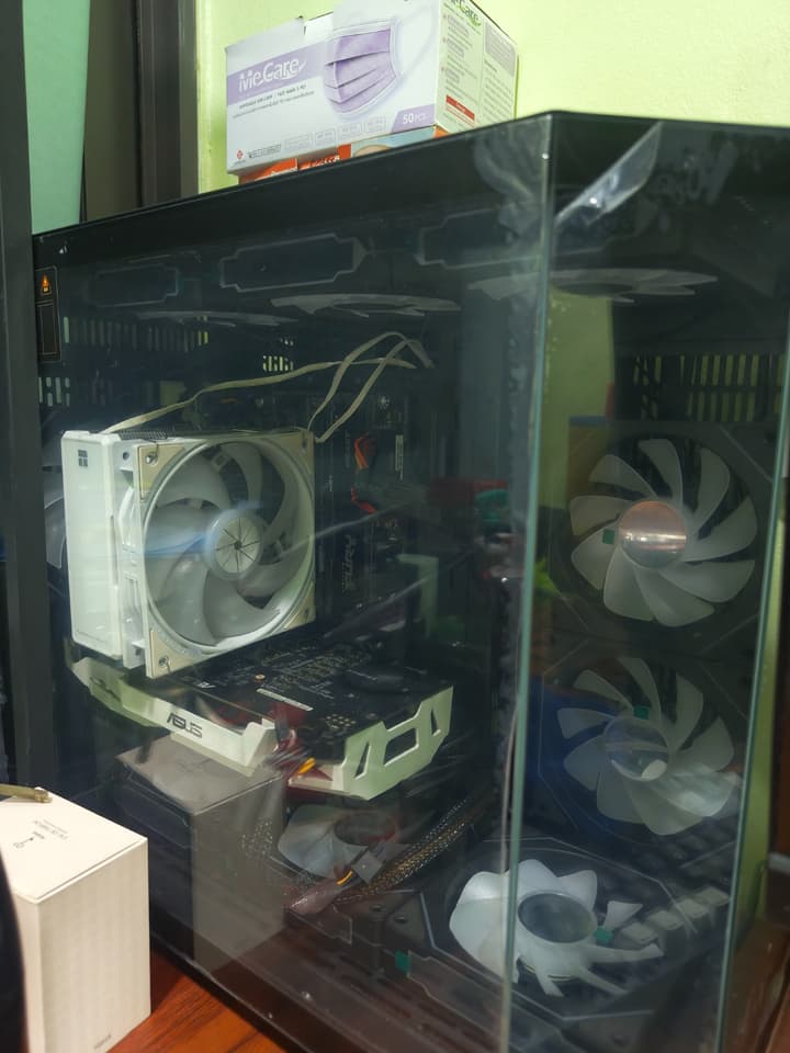 คอมพิวเตอร์เล่นเกมและทำงาน