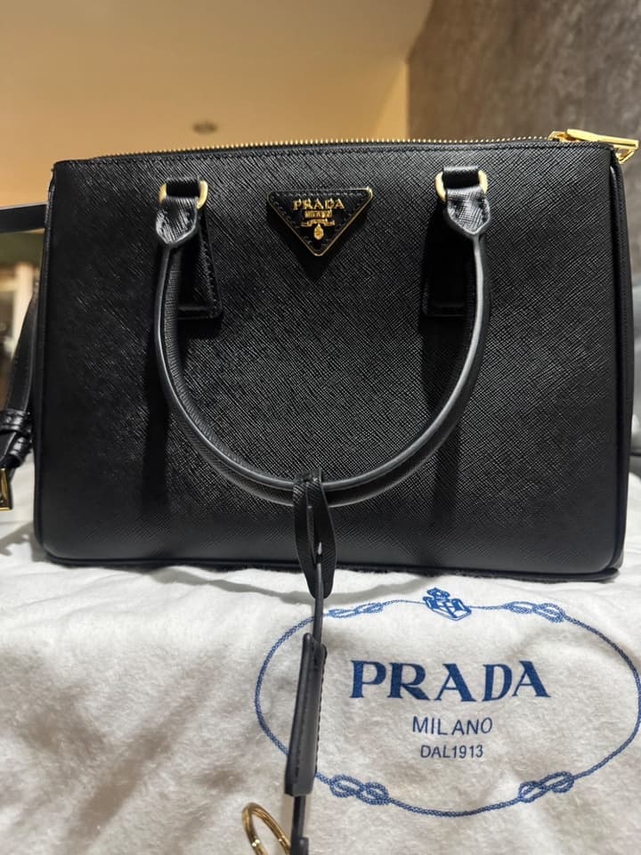 กระเป๋า Prada ของแท้ ออกช็อป