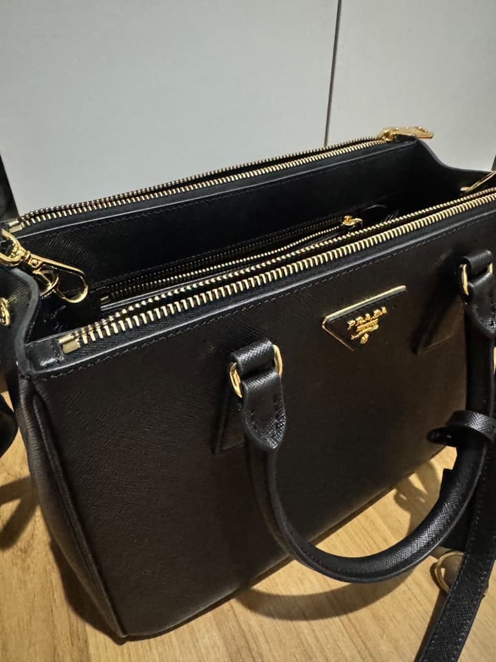 กระเป๋า Prada ของแท้ ออกช็อป