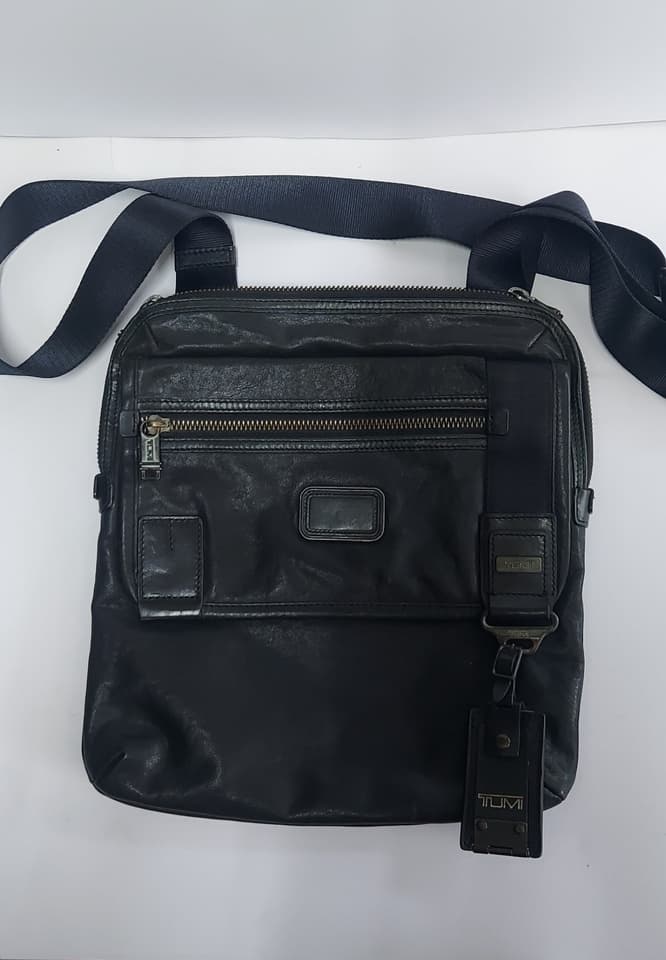 TUMI genuine cowhide leather shoulder bag, Beale Messenger model, 100% cowhide leather