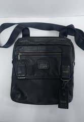 TUMI genuine cowhide leather shoulder bag, Beale Messenger model, 100% cowhide leather - image blurred placeholder