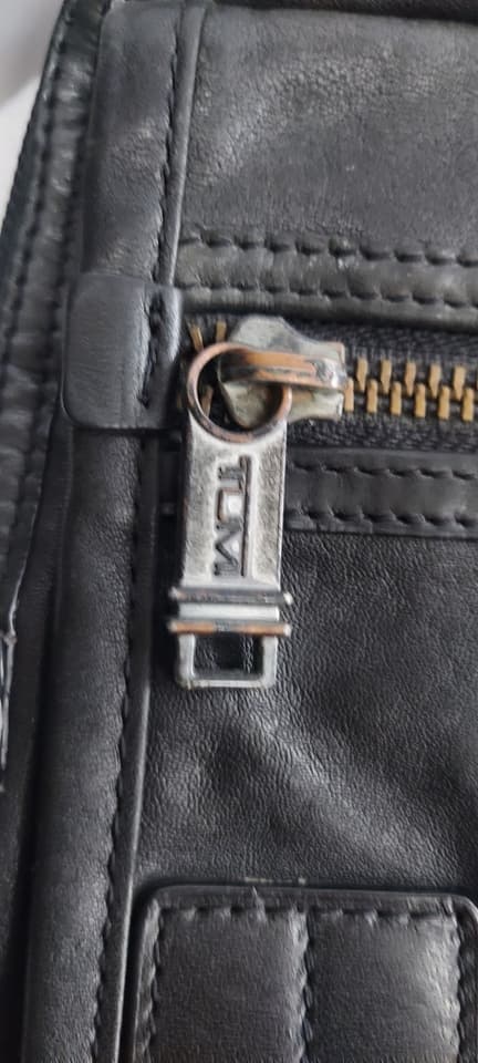 TUMI genuine cowhide leather shoulder bag, Beale Messenger model, 100% cowhide leather