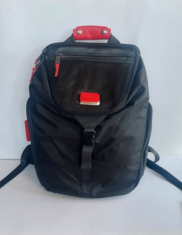 กระเป๋าเป้ TUMI สีดำ ฝาเปิดเป็นหนัง เปลี่ยนป้ายและที่จับเป็นสีแดงทั้งหมด