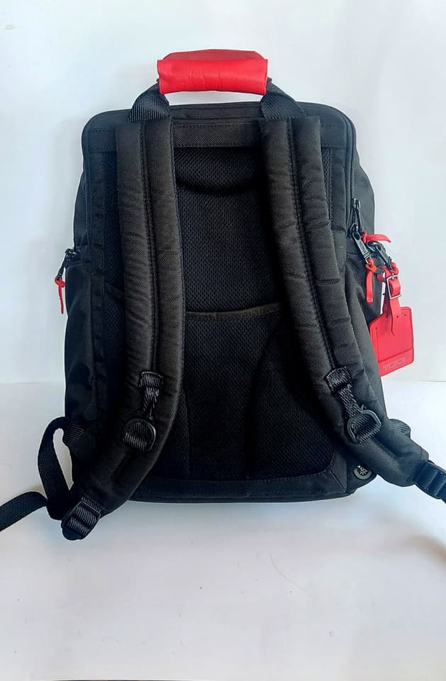 กระเป๋าเป้ TUMI สีดำ ฝาเปิดเป็นหนัง เปลี่ยนป้ายและที่จับเป็นสีแดงทั้งหมด