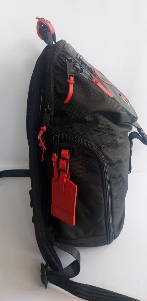 กระเป๋าเป้ TUMI สีดำ ฝาเปิดเป็นหนัง เปลี่ยนป้ายและที่จับเป็นสีแดงทั้งหมด