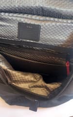 กระเป๋าเป้ TUMI สีดำ ฝาเปิดเป็นหนัง เปลี่ยนป้ายและที่จับเป็นสีแดงทั้งหมด - image blurred placeholder