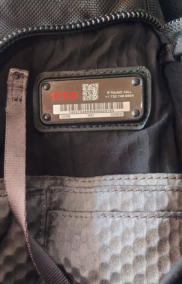 กระเป๋าเป้ TUMI สีดำ ฝาเปิดเป็นหนัง เปลี่ยนป้ายและที่จับเป็นสีแดงทั้งหมด