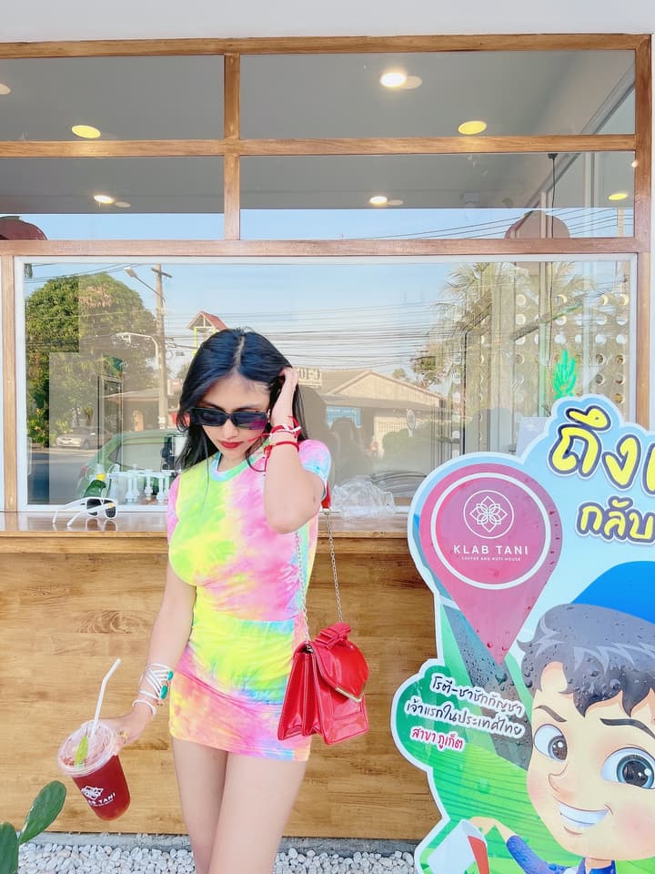 กระเป๋าสีแดง