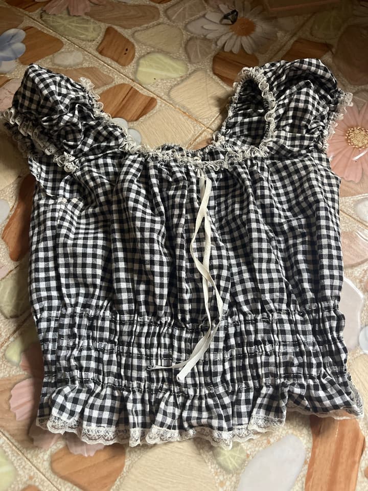 Doll-style lace-trimmed top, cinched waist, plaid fabric
