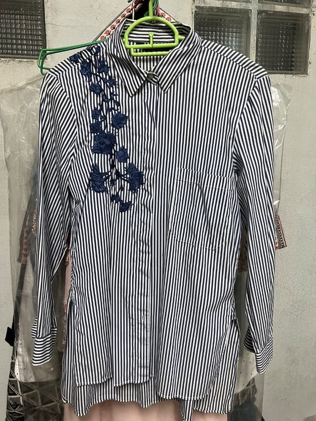 เสื้อเชิ้ตลายทางปักลาย Zara