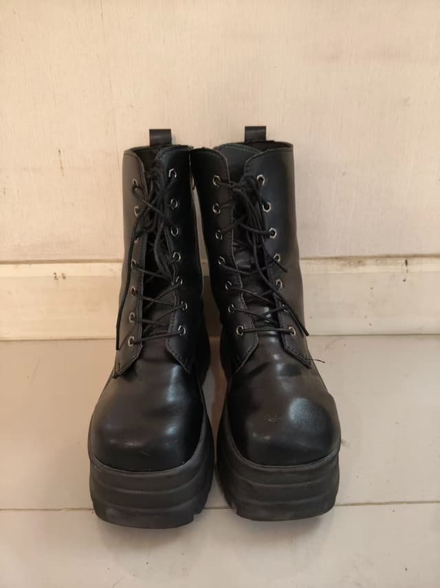 Black leather ankle boots, soft and comfortable, for everyday wear