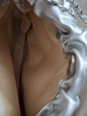 กระเป๋าแฟชั่น สีเงินสุดเก๋ - image blurred placeholder