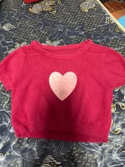 เสื้อแขนสั้นสีชมพูเข้ม ลายรูปหัวใจตรงกลางอก - image blurred placeholder
