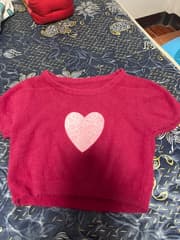 เสื้อแขนสั้นสีชมพูเข้ม ลายรูปหัวใจตรงกลางอก - image blurred placeholder