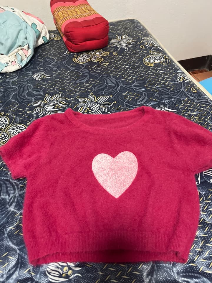 เสื้อแขนสั้นสีชมพูเข้ม ลายรูปหัวใจตรงกลางอก