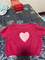 เสื้อแขนสั้นสีชมพูเข้ม ลายรูปหัวใจตรงกลางอก - image blurred placeholder