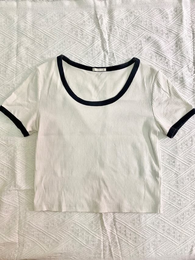 เสื้อยืดครอปแขนสั้น สีขาวขอบดำ ไซส์ M