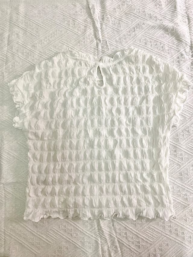 เสื้อแขนสั้นมีลูกเล่น สีขาว ไซส์ M