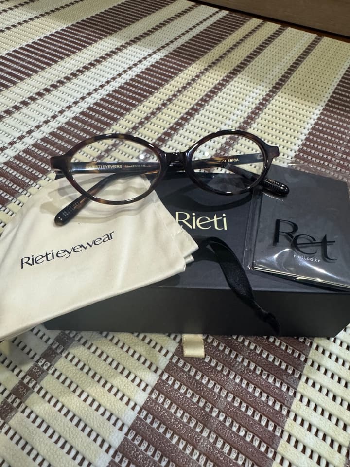 แว่น RIETI รุ่น ERICA RT1018 มีกล่องครบ เห็นชื่อรุ่น “ERICA”