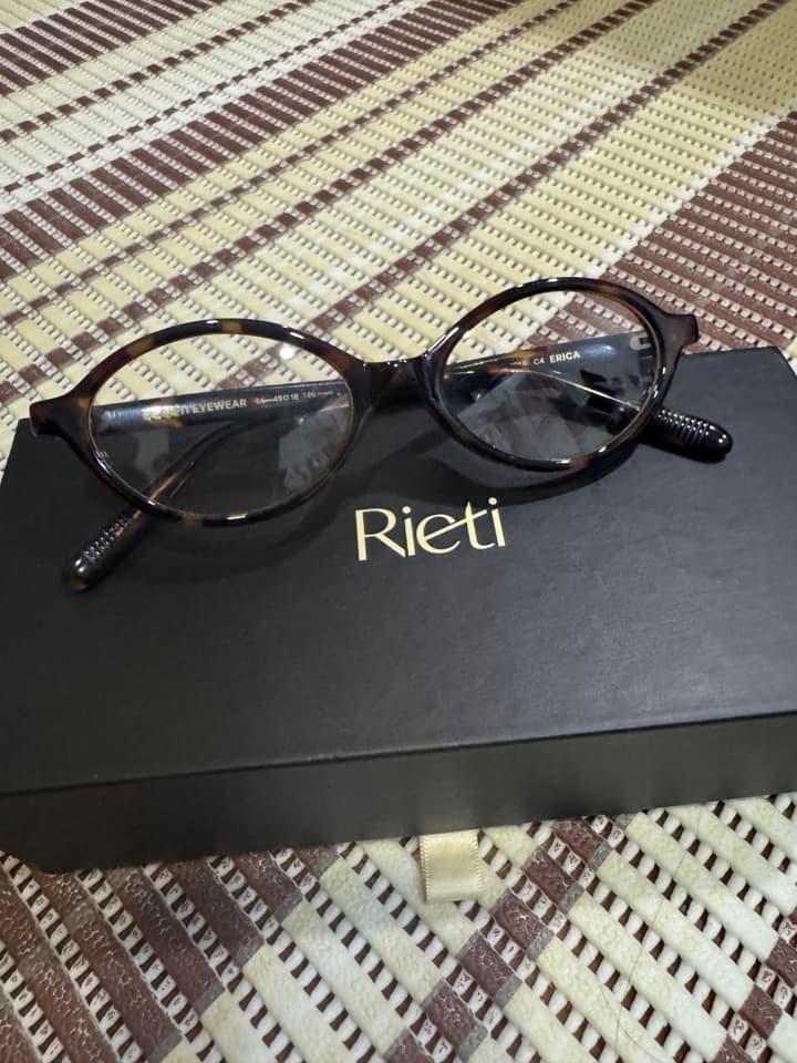 แว่น RIETI รุ่น ERICA RT1018 มีกล่องครบ เห็นชื่อรุ่น “ERICA”