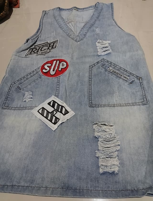 เสื้อยีนส์แขนกุด