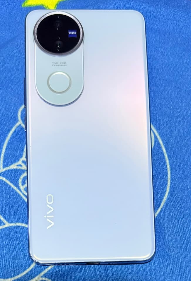Vivo v50 มือสอง อุปกรณ์ครบกล่อง