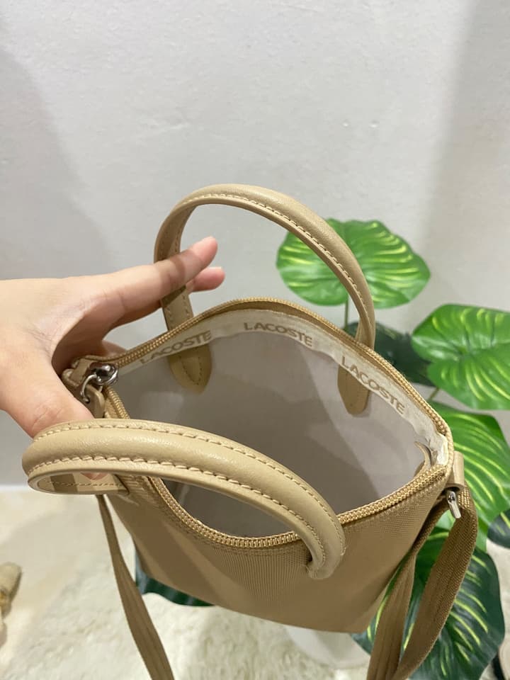 กระเป๋า Lacoste