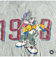 เสื้อสเวตเตอร์ Bugs Bunny - image blurred placeholder