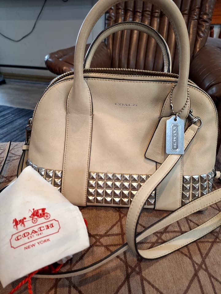 กระเป๋าสะพาย Coach