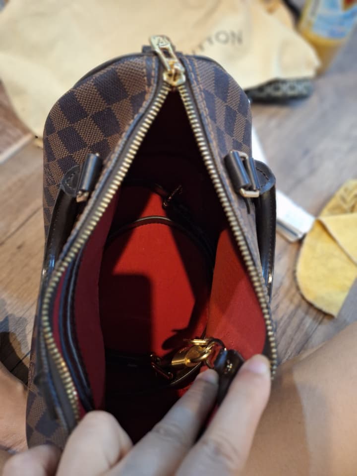 กระเป๋า Louis Vuitton ใบเล็กและใบใหญ่