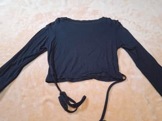 เสื้อแขนยาวเอวลอย สีดำ - image blurred placeholder