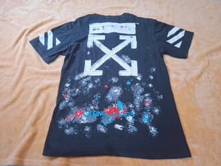 เสื้อยืดสีดำสุดเท่ - image blurred placeholder