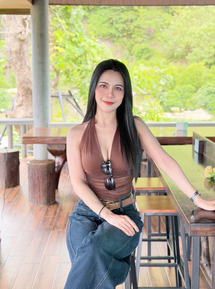เสื้อสีน้ำตาล