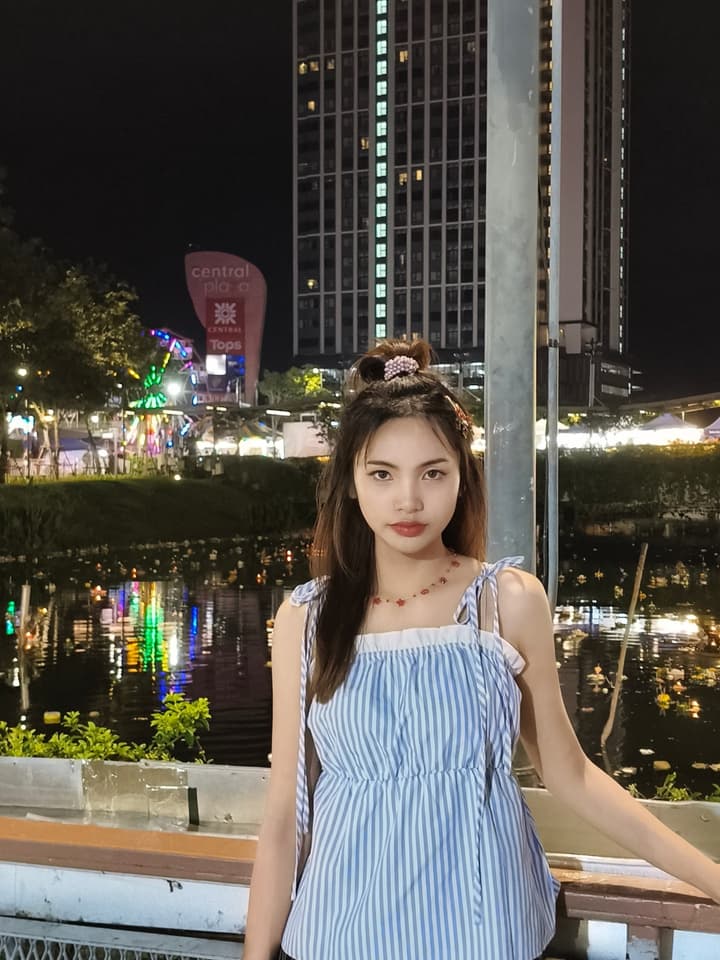 เสื้อผูกไหล่ลายเส้น