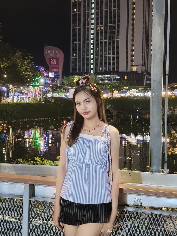 เสื้อผูกไหล่ลายเส้น