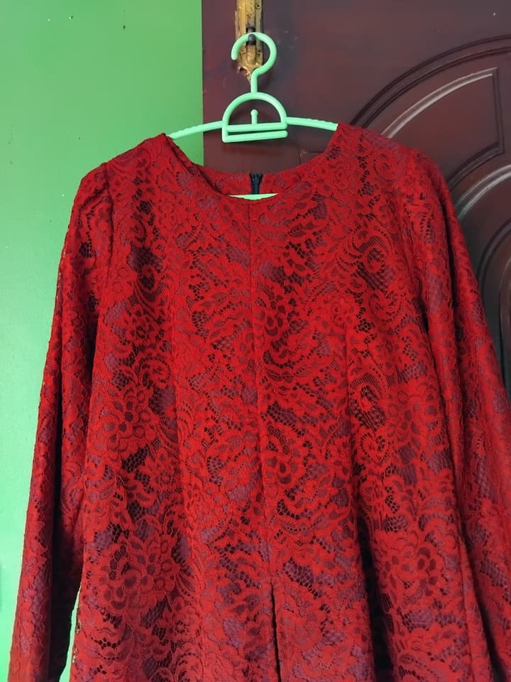 เสื้อลูกไม้สีแดงสไตล์ไทย