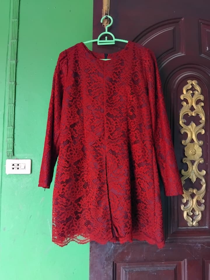 เสื้อลูกไม้สีแดงสไตล์ไทย