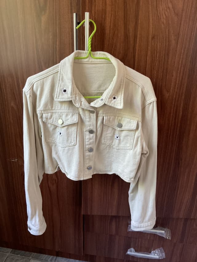 เสื้อยีนส์สีครีมทรงครอป