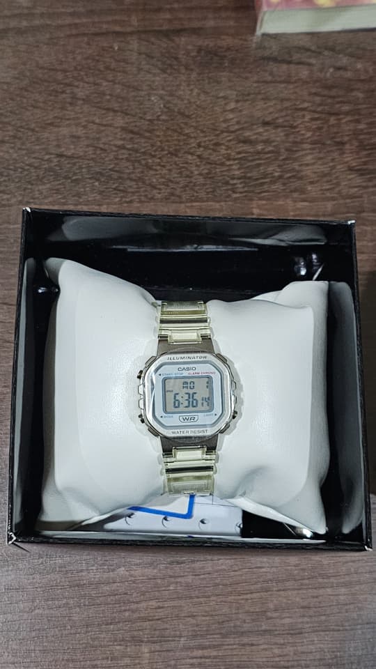 наручные часы CASIO модель LA-20WHS-7ADF, материал: смола, прозрачный цвет