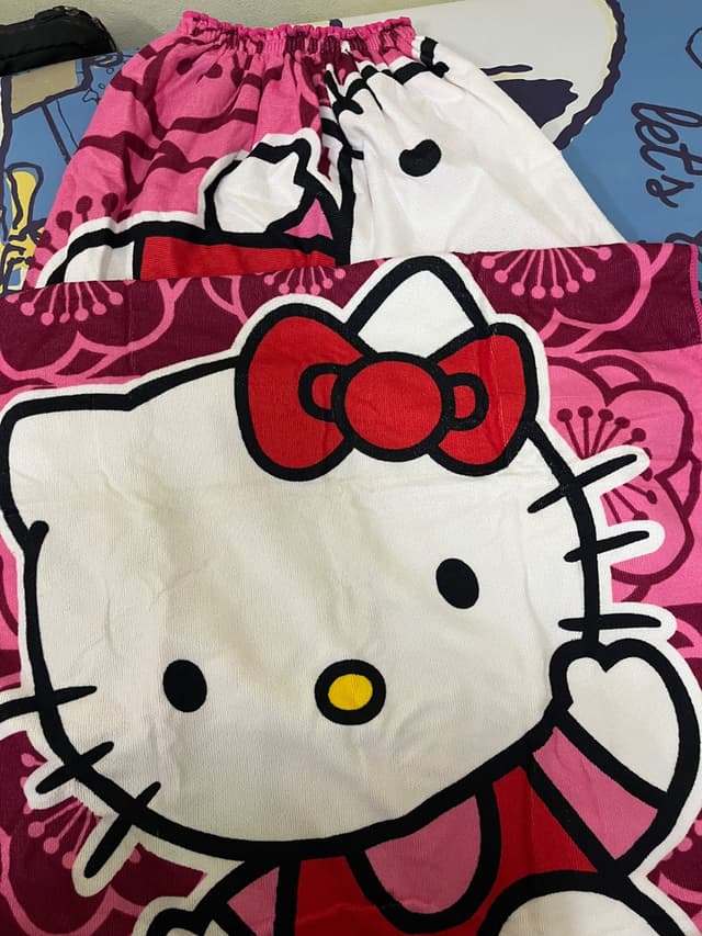 เซ็ตคู่ ผ้าเช็ดตัว + ผ้าขนหนูกระโจมอก ลายคิตตี้สุดน่ารัก