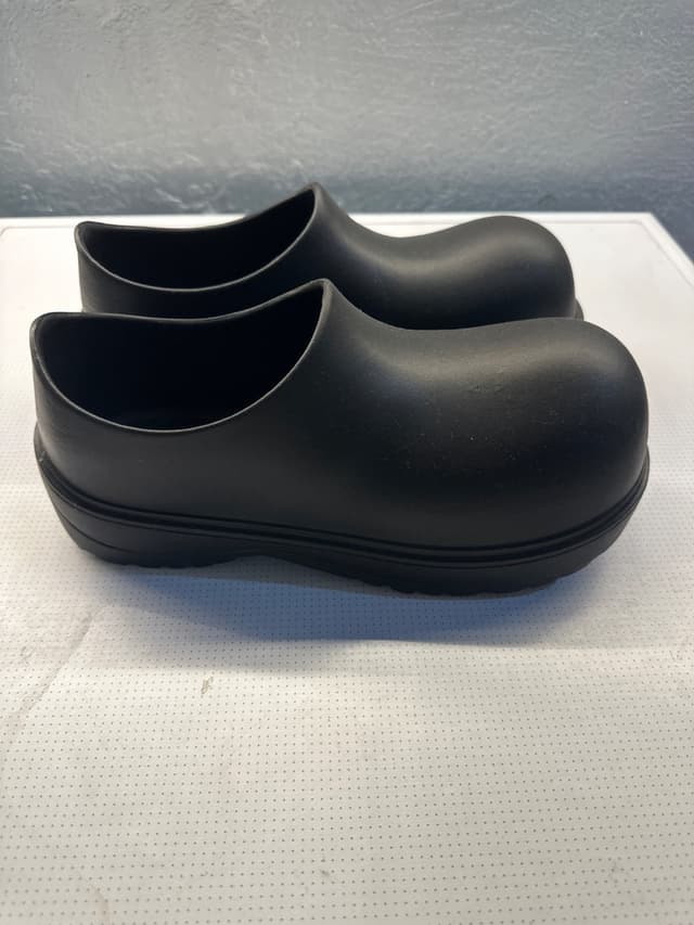 รองเท้าหัวโต ทรงคนแคระ ยาง PVC ขึ้นรูปสีดำ เบอร์ 44/45